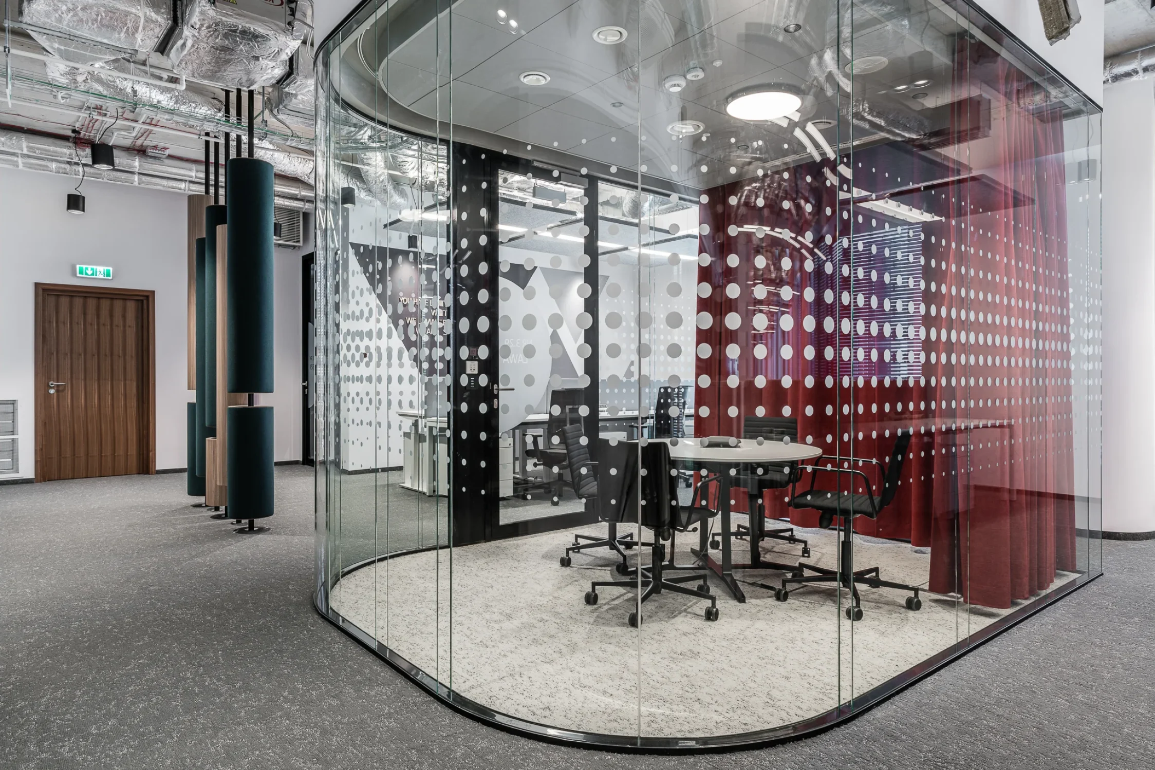 Santander office interior — photograph 6 of 11