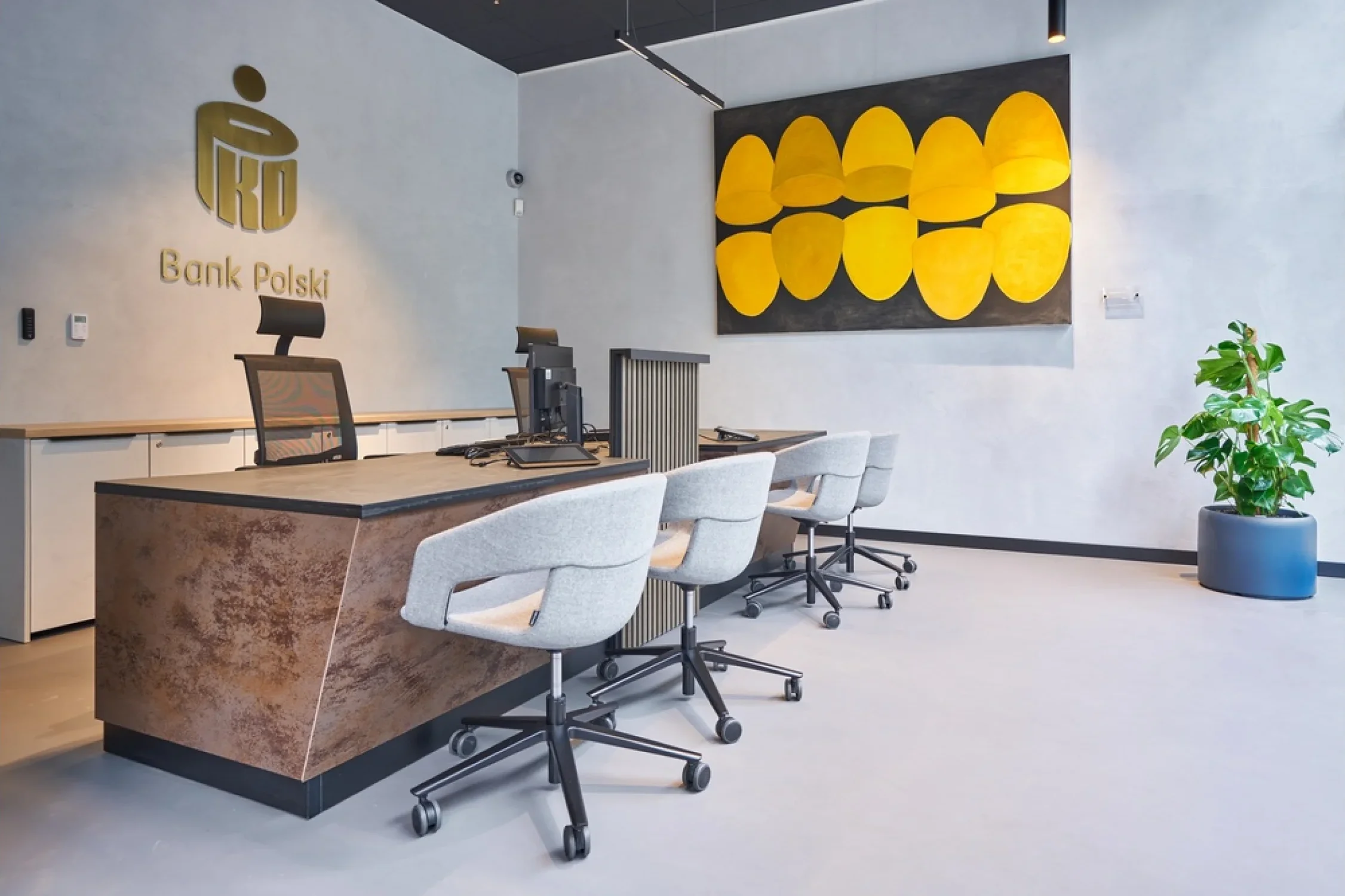 PKO Bank Polski Norblin branch interior — photograph 4 of 23