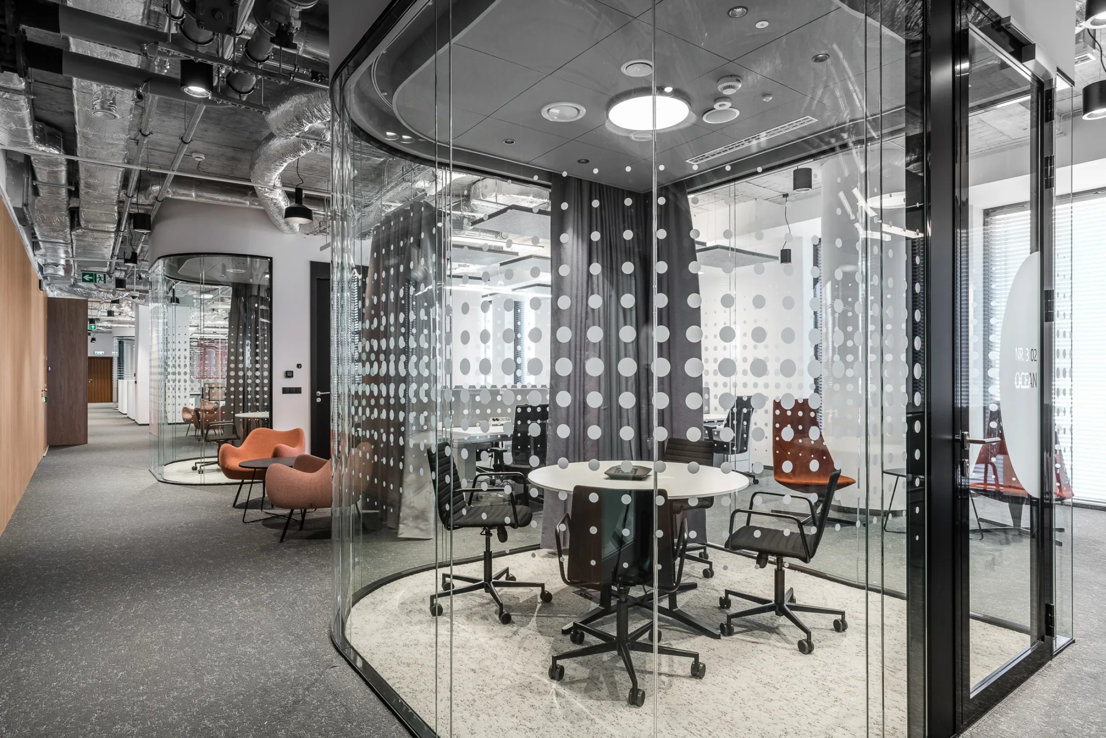 Santander office interior — photograph 5 of 11