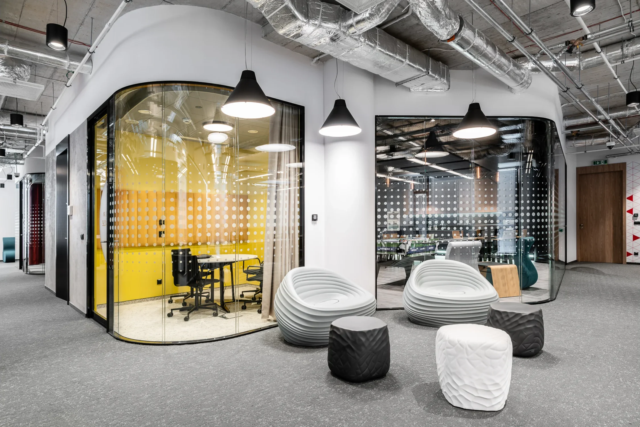 Santander office interior — photograph 2 of 11